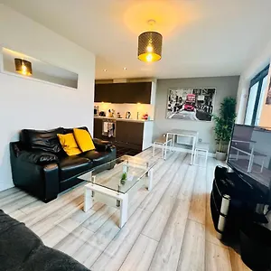 Lush Bay With Secure Parking And Fast Wifi Apartment